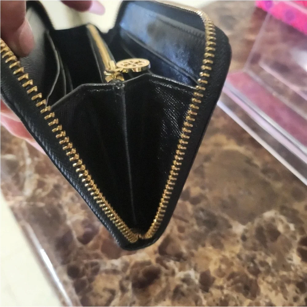 Tory Burch Black Wallet with Gold Logo comes with Dust bags only🌹